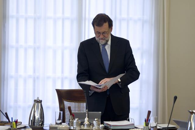 Spanish Prime Minister Mariano Rajoy reads some papers as he chairs a cabinet meeting at La Moncloa palace in Madrid. (AFP Photo) Spanish Prime Minister Mariano Rajoy reads some papers as he chairs a cabinet meeting at La Moncloa palace in Madrid. (AFP Photo)
