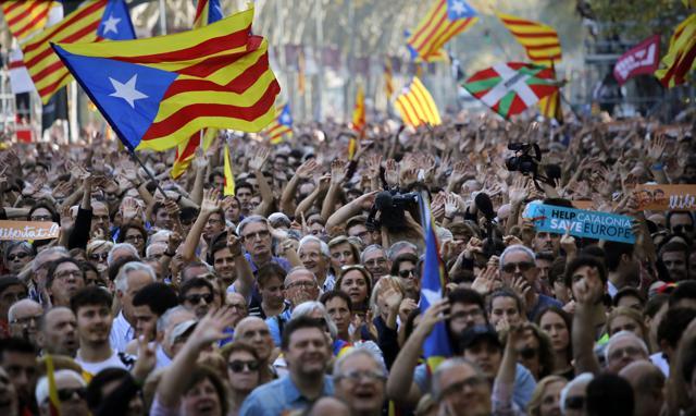 Pro-independence demonstrators cheer outside the Catalan parliament, in Barcelona, Spain, Friday, Oct. 27, 2017. (AP) Pro-independence demonstrators cheer outside the Catalan parliament, in Barcelona, Spain, Friday, Oct. 27, 2017. (AP)