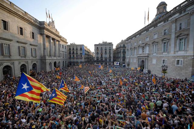 People gather to celebrate at the Sant Jaume square in Barcelona on October 27, 2017. (Lluis Gene/AFP Photo)