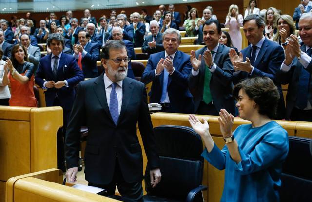 TOPSHOT - Spain's Prime Minister Mariano Rajoy (L) acknowledges applause during a session of the Upper House of Parliament in Madrid on October 27, 2017. (AFP) TOPSHOT - Spain's Prime Minister Mariano Rajoy (L) acknowledges applause during a session of the Upper House of Parliament in Madrid on October 27, 2017. (AFP)