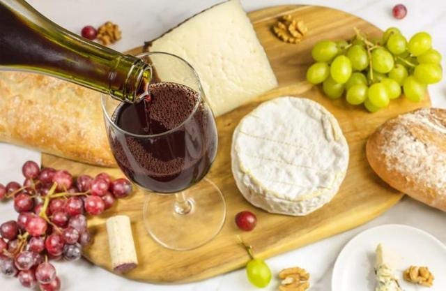 Shiraz, Merlot, Cabernet Sauvignon, Pinot Noir and Zinfandel are popular varieties of red wine. (Shutterstock) Shiraz, Merlot, Cabernet Sauvignon, Pinot Noir and Zinfandel are popular varieties of red wine. (Shutterstock)