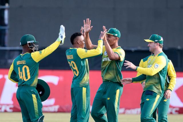 South African bowler Aaron Phangiso (C,L) celebrates the dismissal of Bangladesh‘s Soumya Sarkar. (AFP) South African bowler Aaron Phangiso (C,L) celebrates the dismissal of Bangladesh‘s Soumya Sarkar. (AFP)