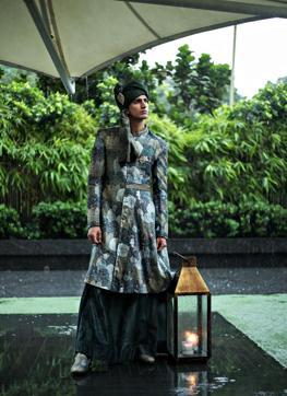 The paint-splatter style is a stand-out choice for the groom who wants to break away from the norm. The turban completes the royal look. (Jasjeet Plaha/HT Photo) The paint-splatter style is a stand-out choice for the groom who wants to break away from the norm. The turban completes the royal look. (Jasjeet Plaha/HT Photo)
