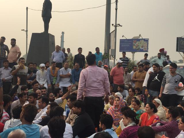 Members of various Hindu outfits at teh Bhandari Bridge in Amritsar on Tuesday. (HT Photo)
