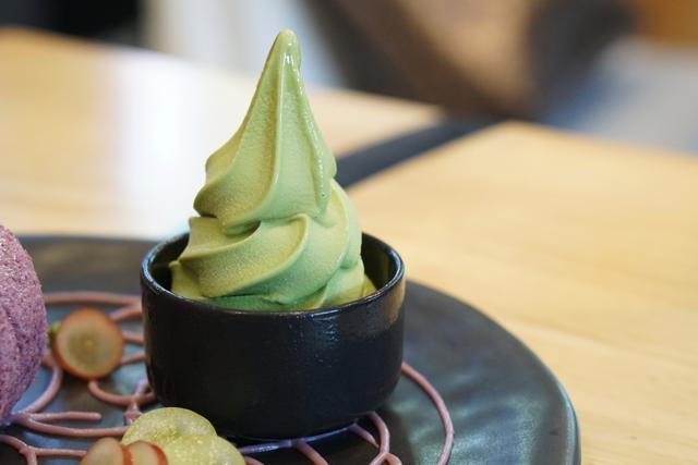 Consumers will be seeking stress relief in better-for-you treats, like matcha, green tea and almond and mango raspberry ice cream bars. (Shutterstock)