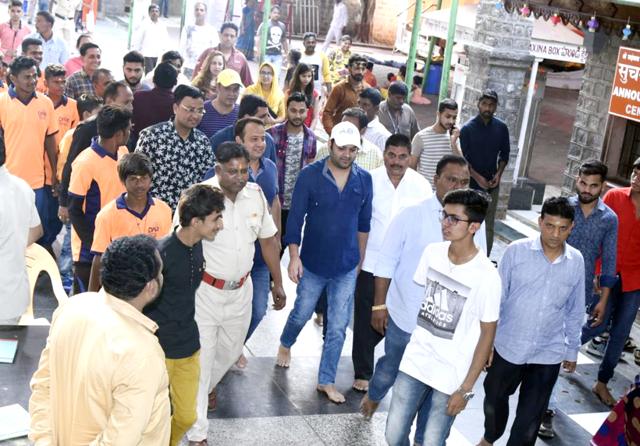Kapil arrives at Shirdi temple. Kapil arrives at Shirdi temple.