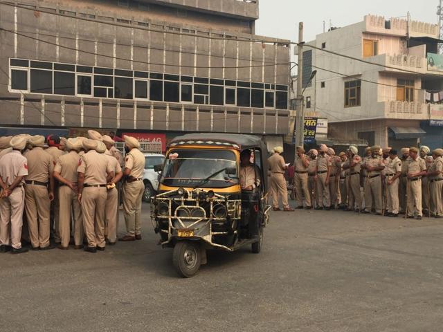 Amritsar virtually turned into a cantonment as the police beefed up security following the call for Punjab bandh by several Hindu outfits on a day when the SGPC is observing the death anniversary of Beant Singh, an assassin of former prime minister Indira Gandhi. (HT Photo) Amritsar virtually turned into a cantonment as the police beefed up security following the call for Punjab bandh by several Hindu outfits on a day when the SGPC is observing the death anniversary of Beant Singh, an assassin of former prime minister Indira Gandhi. (HT Photo)