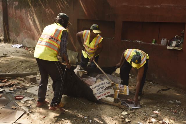 Civic officials clean up the area around Jantar Mantar after tents and makeshift structures were demolished on Monday. (Burhaan Kinu/HT Photo) Civic officials clean up the area around Jantar Mantar after tents and makeshift structures were demolished on Monday. (Burhaan Kinu/HT Photo)