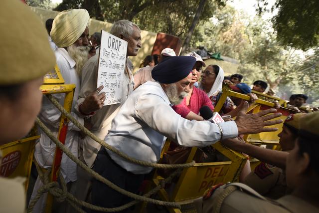 Police and civic officials demolish tents at Jantar Mantar area set up by ex-servicemen, demanding implementation of the One Rank One Pension scheme. (Burhaan Kinu/HT Photo) Police and civic officials demolish tents at Jantar Mantar area set up by ex-servicemen, demanding implementation of the One Rank One Pension scheme. (Burhaan Kinu/HT Photo)