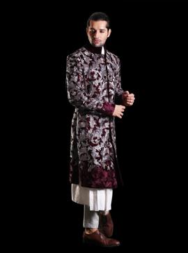 A deep wine sherwani showcasing stellar craftsmanship won’t let you down at any gala gathering. (Jasjeet Plaha/HT Photo) A deep wine sherwani showcasing stellar craftsmanship won’t let you down at any gala gathering. (Jasjeet Plaha/HT Photo)