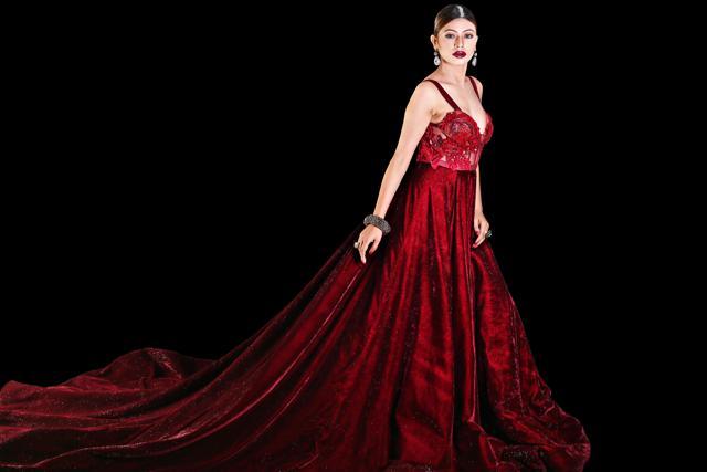 This deep wine micro velvet gown with a dramatic trail is fairytale-perfect. (Jasjeet Plaha/HT Photo) This deep wine micro velvet gown with a dramatic trail is fairytale-perfect. (Jasjeet Plaha/HT Photo)