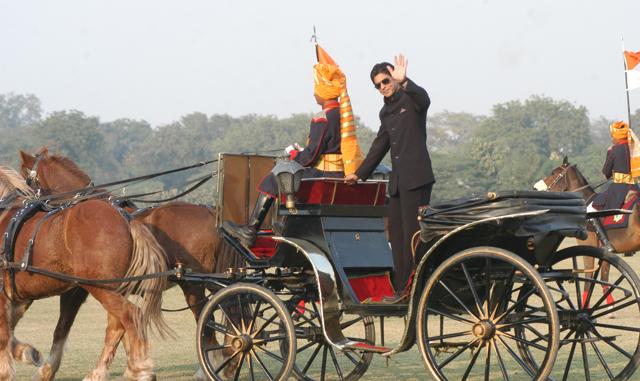 Shah Rukh Khan greeting the audience at the Jaipur Polo Ground in 2006. (HT Archives) Shah Rukh Khan greeting the audience at the Jaipur Polo Ground in 2006. (HT Archives)