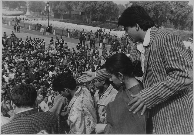 Shah Rukh Khan and Manisha Koirala requesting their fans to give way to leave the Rajpath at the end of the full day rehearsal for the Republic Day Parade in New Delhi in 1998. (HT Archive) Shah Rukh Khan and Manisha Koirala requesting their fans to give way to leave the Rajpath at the end of the full day rehearsal for the Republic Day Parade in New Delhi in 1998. (HT Archive)