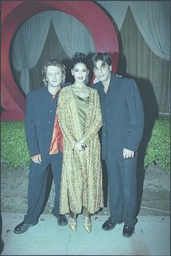 Shah Rukh Khan and Sonali Bendre at designer Rohit Bal’s fashion show in 1999. (HT Archives) Shah Rukh Khan and Sonali Bendre at designer Rohit Bal’s fashion show in 1999. (HT Archives)