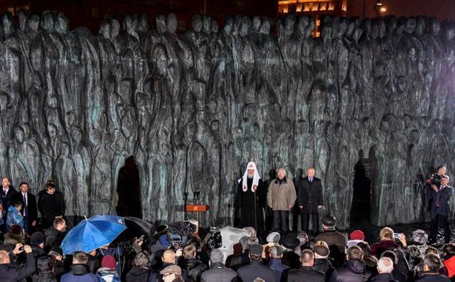 Russian President Vladimir Putin with Patriarch Kirill, the head of the Russian Orthodox Church, and former Human Rights Ombudsman Vladimir Lukin attend a ceremony unveiling the country's first national memorial to victims of Soviet-era political repressions called "The Wall of Grief" in downtown Moscow, Russia October 30, 2017. (REUTERS) Russian President Vladimir Putin with Patriarch Kirill, the head of the Russian Orthodox Church, and former Human Rights Ombudsman Vladimir Lukin attend a ceremony unveiling the country's first national memorial to victims of Soviet-era political repressions called "The Wall of Grief" in downtown Moscow, Russia October 30, 2017. (REUTERS)