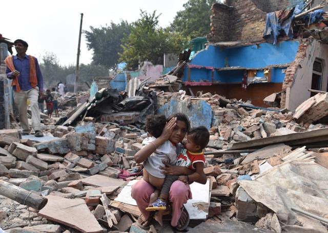 The evicted locals alleged that police tried to remove them from the roadside early this week, but stopped after the Delhi High Court order Tuesday. (Arun Sharma/HT PHOTO) The evicted locals alleged that police tried to remove them from the roadside early this week, but stopped after the Delhi High Court order Tuesday. (Arun Sharma/HT PHOTO)