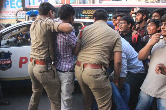 Police take ABVP protesters into custody after their attack on Narayana College. (HT Photo)