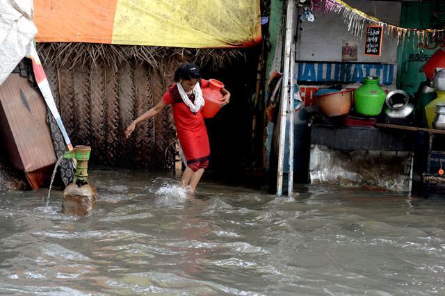 An Indian resident carry drinking water in a pot at a residential area flooded after heavy monsoon rains in Chennai on November 03 ,2017. (AFP) An Indian resident carry drinking water in a pot at a residential area flooded after heavy monsoon rains in Chennai on November 03 ,2017. (AFP)