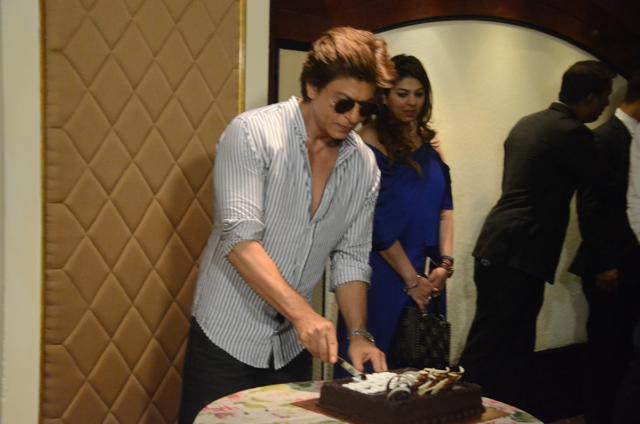 Shahrukh Khan cutting a cake celebrating his birthday, in Mumbai, India  Stock Photo - Alamy