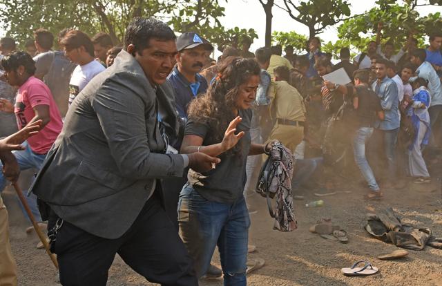 Police lathicharge on crowd waiting outside Mannat to catch a glimpse of Shah Rukh Khan on his birthday at Mannat,Bandstand in Mumbai. (Satyabrata Tripathy/HT Photo)