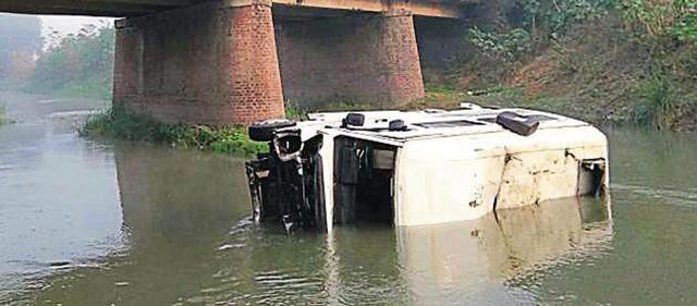 A Tempo Traveller that fell into Kali Bein near Bhushan village in Dasuya on Saturday. (HT Photo) A Tempo Traveller that fell into Kali Bein near Bhushan village in Dasuya on Saturday. (HT Photo)