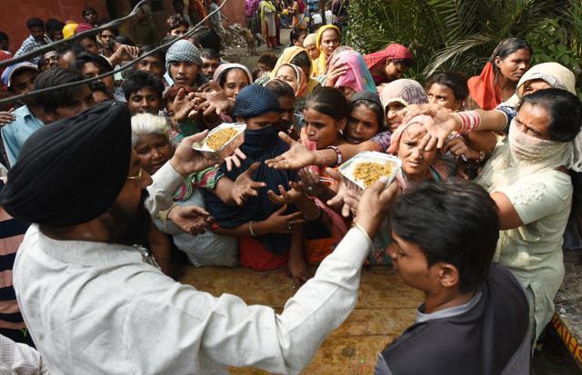 Sukhvinder Singh (52), popular among the residents as “Sardarji”, hires a cycle rickshaw and goes among the homeless with two containers filled with rice and dal. Sukhvinder Singh (52), popular among the residents as “Sardarji”, hires a cycle rickshaw and goes among the homeless with two containers filled with rice and dal.