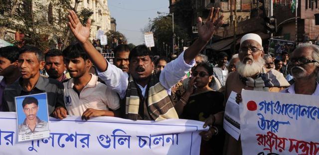 File picture of Sukur Ali Khan (extreme left), father of Mafizul Ali Khan, who was shot dead at Bhangar, walking with fellow villagers at a rally called by Naxalites in Kolkata in end January. (Subhankar Chakraborty) File picture of Sukur Ali Khan (extreme left), father of Mafizul Ali Khan, who was shot dead at Bhangar, walking with fellow villagers at a rally called by Naxalites in Kolkata in end January. (Subhankar Chakraborty)