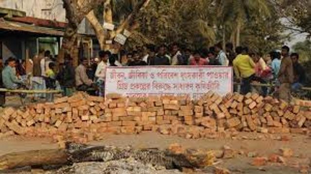 File picture of villagers in Bhangar blocking roads protesting against the power substation. (Samir Jana) File picture of villagers in Bhangar blocking roads protesting against the power substation. (Samir Jana)