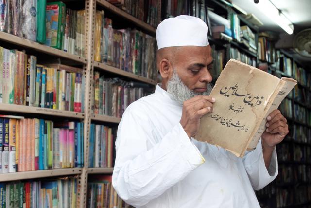 At Kutub Khana Anjuman-e-Taraqqi-e-Urdu, Nizamuddin reads out a firmaan (order) issued by emperor Aurangzeb. (Shivam Saxena/HT)