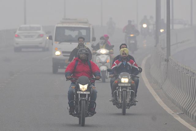 Commuters grapple with thick smog in Ludhiana on Tuesday morning. (Gurminder Singh/HT) Commuters grapple with thick smog in Ludhiana on Tuesday morning. (Gurminder Singh/HT)