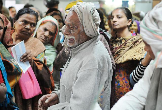 Nand Lal, a 78-year-old retired soldier, cries after missing his spot in a State Bank of India queue in Gurgaon on December 13, 2016. (Parveen Kumar/ HT Photo)