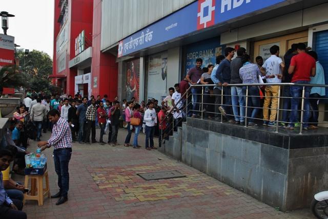 A water stall outside a bank as people queue up to withdraw cash in Thane. (Praful Gangurde/HT File Photo) A water stall outside a bank as people queue up to withdraw cash in Thane. (Praful Gangurde/HT File Photo)