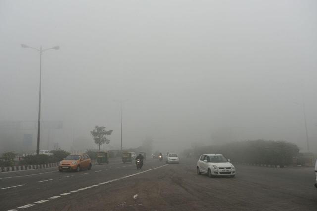 Officials said the average air quality index (AQI) — the measure of pollutants in the air — shot up to 463 on Wednesday, compared to 448 on Tuesday. (Sonu Mehta / HT Photo) Officials said the average air quality index (AQI) — the measure of pollutants in the air — shot up to 463 on Wednesday, compared to 448 on Tuesday. (Sonu Mehta / HT Photo)
