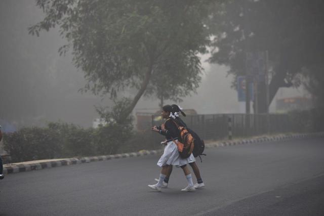 In view of the severe pollution levels in the city, Delhi government ordered primary schools to be shut down on Wednesday. (Burhaan Kinu / HT Photo) In view of the severe pollution levels in the city, Delhi government ordered primary schools to be shut down on Wednesday. (Burhaan Kinu / HT Photo)