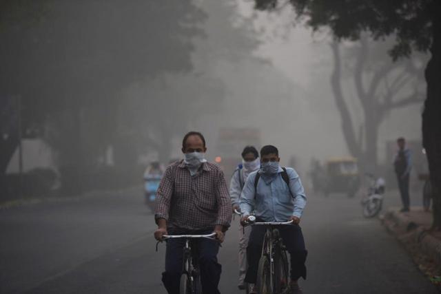 People in the capital are either using face masks or cloth to protect themselves from the toxic haze. (Burhaan Kinu / HT Photo) People in the capital are either using face masks or cloth to protect themselves from the toxic haze. (Burhaan Kinu / HT Photo)