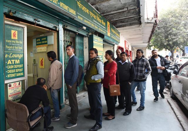 People queue up outside an ATM to withdraw cash near Connaught Place in New Delhi. (Virendra Singh Gosain/HT File Photo) People queue up outside an ATM to withdraw cash near Connaught Place in New Delhi. (Virendra Singh Gosain/HT File Photo)