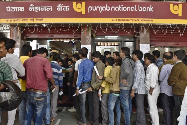 Long queues outside banks after demonetisation. (Saumya Khandelwal/HT PHOTO)
