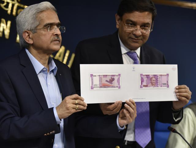 RBI Governor Urjit Patel (right) and Secretary, Department of Economic Affairs Shaktikanta Das briefing the media after the Cabinet Meeting on November 08, 2016, at PIB, Press Conference Hall, Shastri Bhawan, New Delhi. (Vipin Kumar/Hindustan Times)