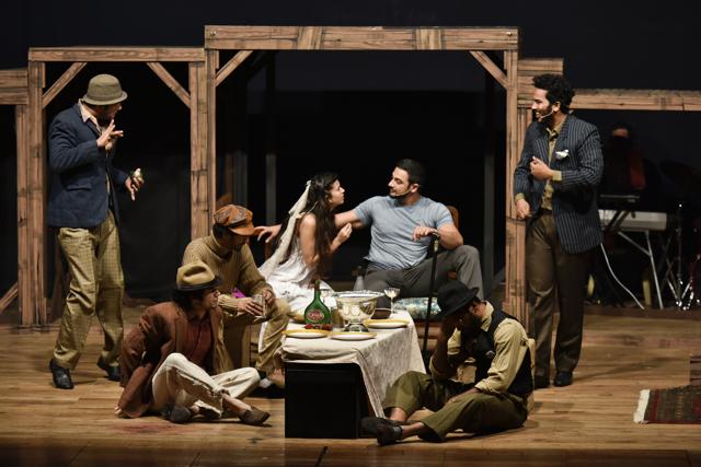 The play starts with a knife-wielding criminal, Macheath a.k.a Mack the Knife, returning to London and setting his eyes on Polly Peachum, the daughter of who is the boss of the ‘begging industry’ (Aalok Soni)