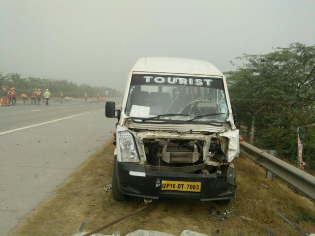 Vehicles met with an accident due to heavy smog on Yamuna Expressway, 10 km ahead of Jewar toll plaza (HT) Vehicles met with an accident due to heavy smog on Yamuna Expressway, 10 km ahead of Jewar toll plaza (HT)