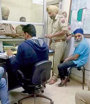 KLF chief Harminder Singh Mintoo (in blue turban) during his medical examination at the Moga civil hospital. (HT Photo)