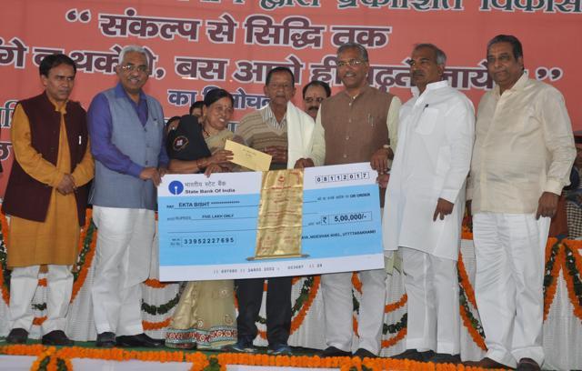 Chief minister Trivendra Singh Rawat hands over the Uttarakhand Khel Ratna to the parents of cricketer Ekta Bisht on the state Foundation Day, in Dehradun on Thursday. (Vinay S Kumar/HT Photo) Chief minister Trivendra Singh Rawat hands over the Uttarakhand Khel Ratna to the parents of cricketer Ekta Bisht on the state Foundation Day, in Dehradun on Thursday. (Vinay S Kumar/HT Photo)