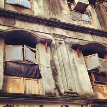Posts on this handle cover everything from the giant glass panels of Antilla to dilapidated windows like this one. (@thebombaywindows) Posts on this handle cover everything from the giant glass panels of Antilla to dilapidated windows like this one. (@thebombaywindows)