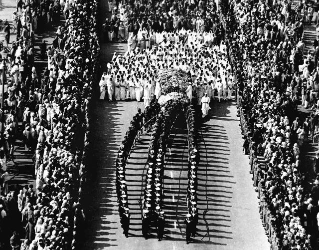 Gandhi’s funeral procession shows a naval guard escorting the coffin. (Getty Images.) Gandhi’s funeral procession shows a naval guard escorting the coffin. (Getty Images.)