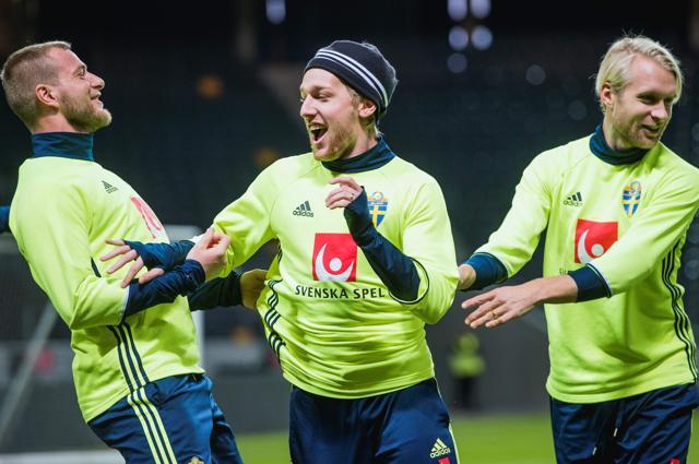 Sweden midfielder Johan Larsson (R), Emil Forsberg (C) and John Guidetti take part in a training session. (AFP) Sweden midfielder Johan Larsson (R), Emil Forsberg (C) and John Guidetti take part in a training session. (AFP)