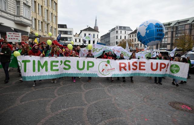 Demonstrators take part in a so-called Climate March in Bonn, western Germany. . (AFP Photo) Demonstrators take part in a so-called Climate March in Bonn, western Germany. . (AFP Photo)