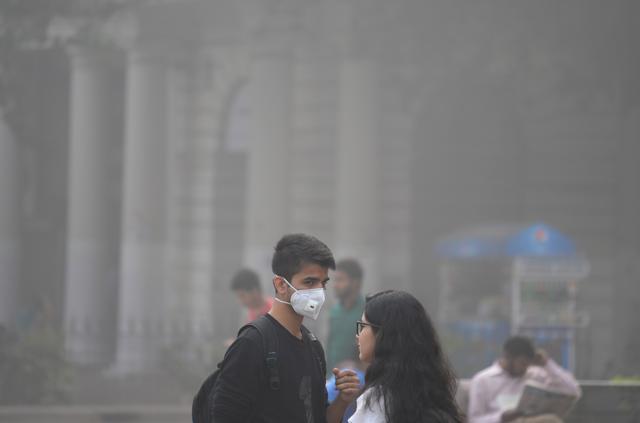 A man wearing a face mask walks amid heavy smog in New Delhi. (AFP Photo) A man wearing a face mask walks amid heavy smog in New Delhi. (AFP Photo)