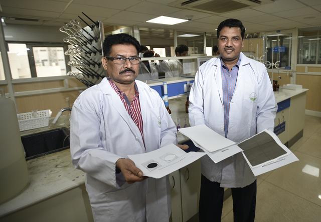 Dr. R.C. Srivastava (right) with M Satheesh Kumar at an Air Lab of the Central Pollution Control Board in East Arjun Nagar . (Raj K Raj/HT PHOTO)
