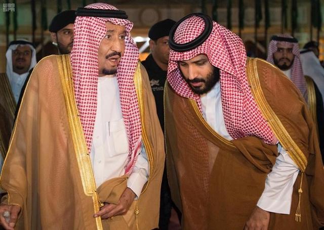 Saudi Arabia's King Salman bin Abdulaziz Al Saud chats with his son and Crown Prince Mohammed bin Salman in Riyadh on November 8, 2017. (Reuters)
