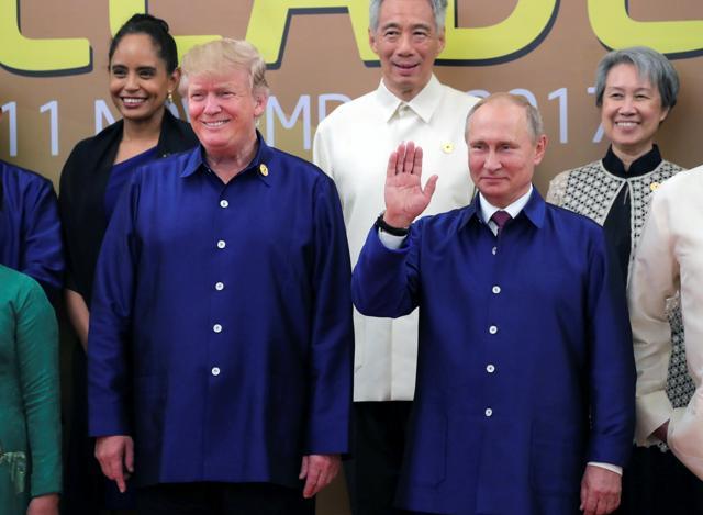 US President Donald Trump and Russian President Vladimir Putin take part in a family photo at the APEC summit in Danang, Vietnam November 10, 2017. (REUTERS) US President Donald Trump and Russian President Vladimir Putin take part in a family photo at the APEC summit in Danang, Vietnam November 10, 2017. (REUTERS)